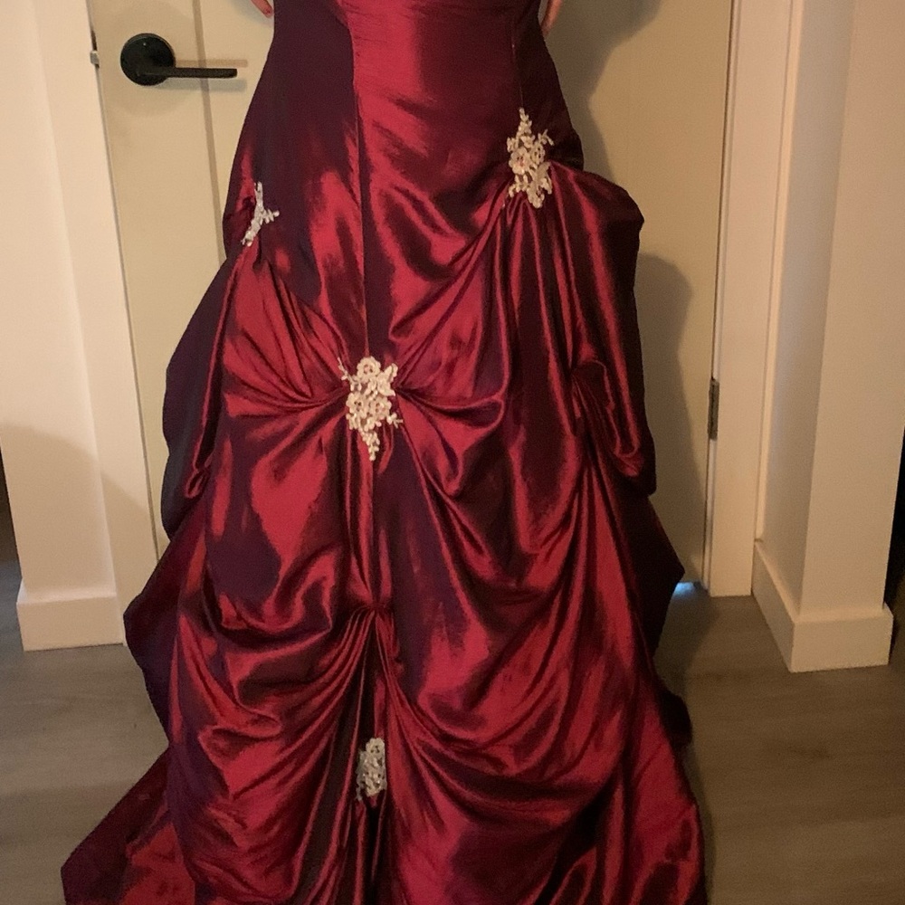 Elegant Wine Red Formal Gown. Perfect for Prom, Grad, or Quinceañera